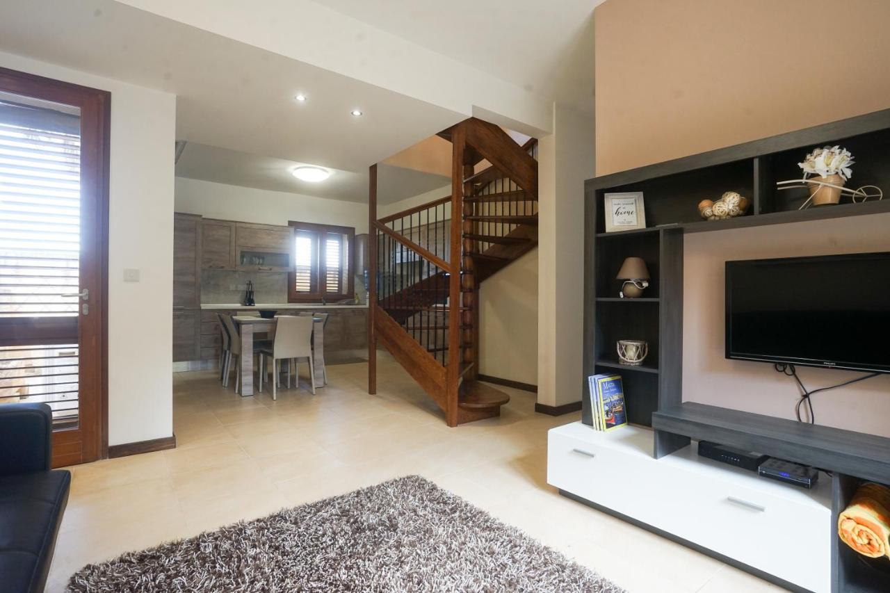 Getawaynpetto Private Duplex Maisonette With Jacuzzi Hot Tub Mgarr ภายนอก รูปภาพ